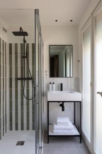 巴塞罗那TOC Hotel Las Ramblas的一间带水槽和淋浴的浴室