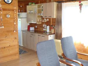 雅罗斯瓦维茨Domki u Uli的厨房配有2把蓝色椅子和台面