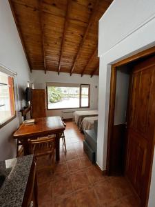 圣卡洛斯-德巴里洛切Schuss Cerro Catedral ARG41的客房设有一张床、一张桌子和一张桌子。