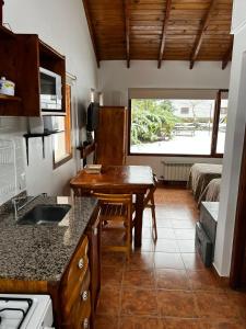 圣卡洛斯-德巴里洛切Schuss Cerro Catedral ARG41的一个带水槽和桌子的厨房
