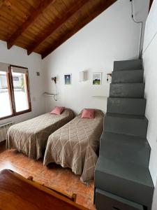 圣卡洛斯-德巴里洛切Schuss Cerro Catedral ARG41的一间带两张床的卧室和楼梯