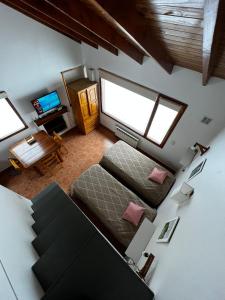 圣卡洛斯-德巴里洛切Schuss Cerro Catedral ARG41的客房享有高空的景致,配有1张床和1张书桌。