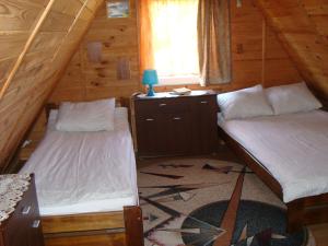 雅罗斯瓦维茨Domki u Uli的小木屋内一间卧室,配有两张床