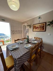 里韦拉布拉瓦Tropical House的用餐室配有桌椅和桌布