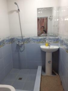 撒马尔罕B&B Giza Registan的一间带水槽、淋浴和卫生间的浴室