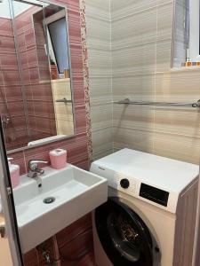 萨兰达Vila Mateo的一间带洗衣机和水槽的浴室