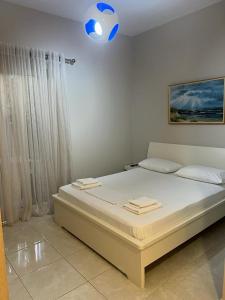 萨兰达Vila Mateo的一间卧室配有一张蓝色的大床