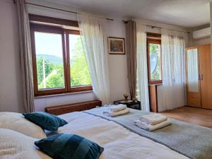 普利特维采村B&B Villa Plitvica的一间卧室配有两张带毛巾的床