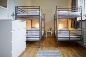 KalvKalvs Skolhus的一间宿舍内带三张双层床的卧室