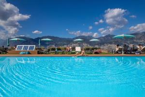 马尔切西内Natur Resort Panorama的躺在游泳池中的女人