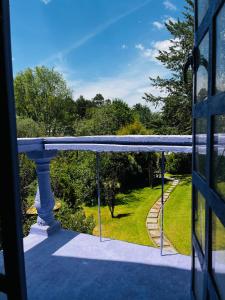 卡尔波镇Villa Ledezma的房屋的阳台享有风景。