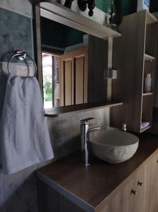 KamariótisΜουριές的一间带水槽和白色毛巾的浴室