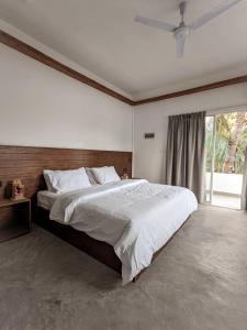 图鲁斯杜Dhoadhi Retreat的一间卧室设有一张大床和一个窗户。