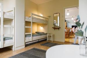 KalvKalvs Skolhus的客房设有两张双层床和一张桌子。
