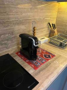 利雅德Cozy studio in Damac toweres的咖啡壶,位于柜台上