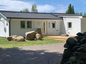ImmelnGroßzuegiges Haus im Wald的前面有岩石的小房子