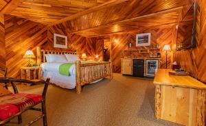 Mount HoodCooper Spur Mountain Resort的小木屋内一间卧室,配有一张床