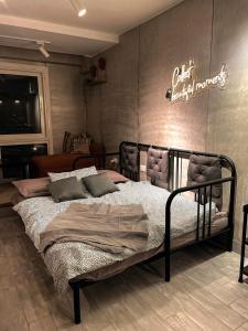 阿莱曼Cozy studio Porto golf的卧室配有一张挂有墙上标志的床