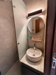 阿莱曼Cozy studio Porto golf的一间带水槽和镜子的浴室