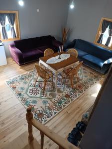 MackaDiamond Tree House的一间位于地毯上的客厅,配有桌椅