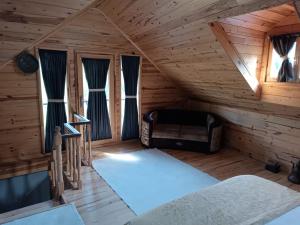 MackaDiamond Tree House的小木屋内的一个房间,配有一张床和窗户