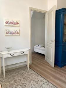 斯海弗宁恩Basic Little House Scheveningen的一间设有白色桌子和蓝色橱柜的房间
