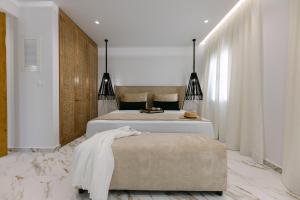 纳克索乔拉Olvos Suite的一间卧室设有一张大床和一个大窗户