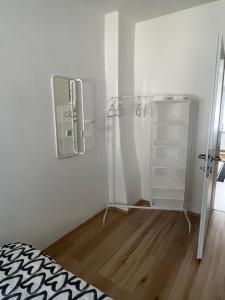 格蒙登Apartment in Gmunden的卧室配有镜子和床,铺有木地板