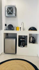 伊奥斯乔拉Mazi stin Io μ的厨房配有水槽和微波炉