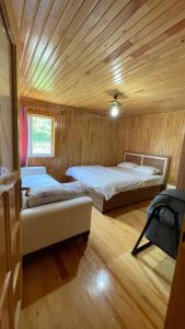 MackaHamsiköy Dağ Evi的配有木天花板的客房内的两张床