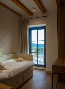 格鲁达Villa Marlea Konavle Dubrovnik的一间卧室设有一张床和一个大窗户