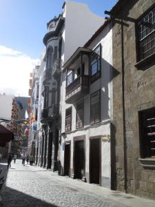 圣克鲁斯-德拉帕尔马库巴纳膳食公寓的城市中一条鹅卵石街道,有建筑