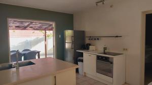 威廉斯塔德Landhuis Bona Vista的厨房配有水槽和冰箱