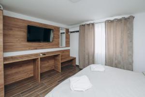 克拉多沃Apartmani Otašević的客房设有两张床和一台墙上的电视