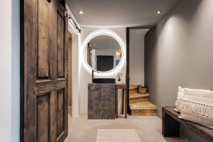 梅拉诺Bäcksteinerhof的浴室设有木门和镜子