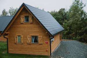 Zubrzyca GórnaDomek na Groniku的小木屋设有 ⁇ 篷和2扇窗户