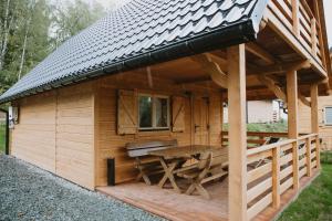 Zubrzyca GórnaDomek na Groniku的小木屋设有桌子和屋顶