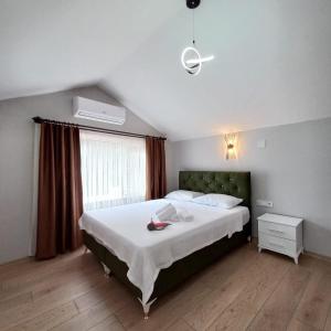 特拉布宗Newsuit2023的一间卧室设有一张大床和一个窗户。