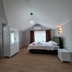 特拉布宗Newsuit2023的一间卧室设有一张大床和一个窗户。