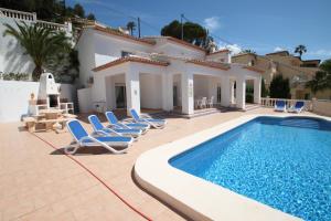 莫莱拉Sesam - sea view villa with private pool in Moraira的别墅 - 带游泳池和躺椅
