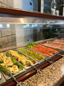 马尔切西内怡东湾酒店的包含多种不同食物的自助餐