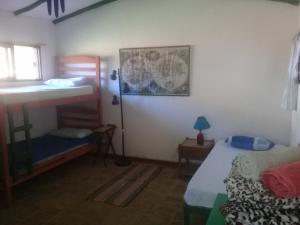 萨迈帕塔Los Aventureros的一间卧室设有两张双层床和一扇窗户。