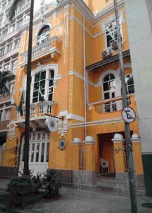 里约热内卢委内瑞拉酒店的一座黄色的建筑,在城市里有一扇门