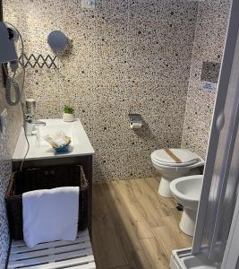 雷阿尔蒙特B&B La Torre的一间带卫生间和水槽的浴室