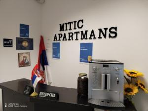 尼什Mitić Apartman's的一张带微波炉的桌子和一个读小家电的标志
