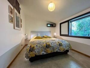 圣皮埃尔Ti Koin Trankil Belle & spacieuse villa tropicale的一间卧室设有一张床和一个大窗户
