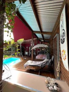 圣皮埃尔Ti Koin Trankil Belle & spacieuse villa tropicale的一间带吊床和游泳池的客厅
