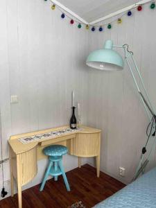 莫尔德Frittliggende hytte i flott turterreng的一张桌子,上面有蓝色的凳子和一盏灯