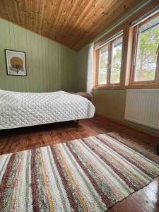 莫尔德Frittliggende hytte i flott turterreng的卧室配有一张床,地板上铺有地毯