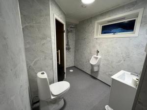 莫尔德Frittliggende hytte i flott turterreng的一间带卫生间、水槽和小便室的浴室